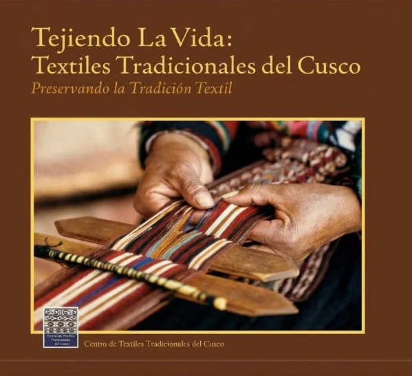 Libro: TEJIENDO LA VIDA: TEXTILES TRADICIONALES BILINGUE - Museo Librería Génesis Perú